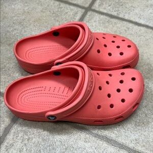 CROCS Women's Vibrant Coral Clogs
